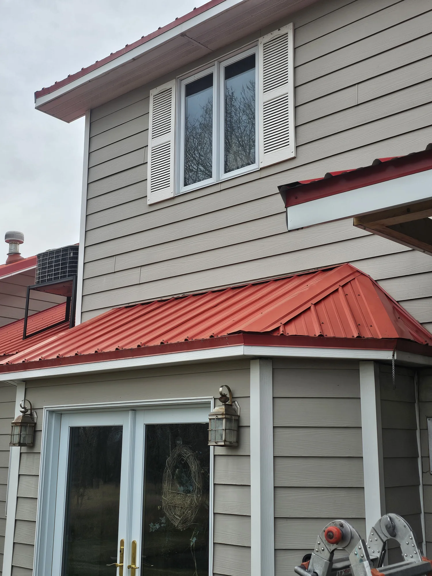 Seamless gutters and downspouts on a Brandon, FL home roofline